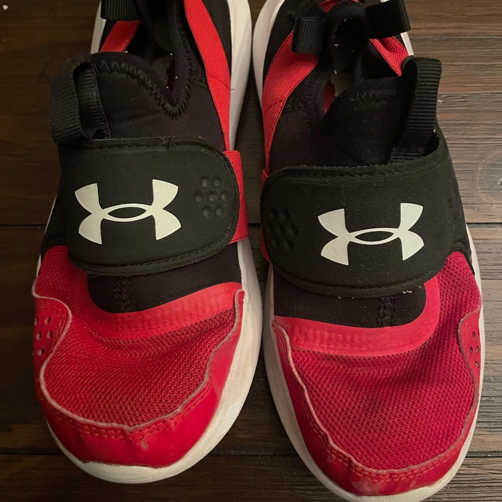 Under Armour Boys Slip-on sneakers size 3- EUC!